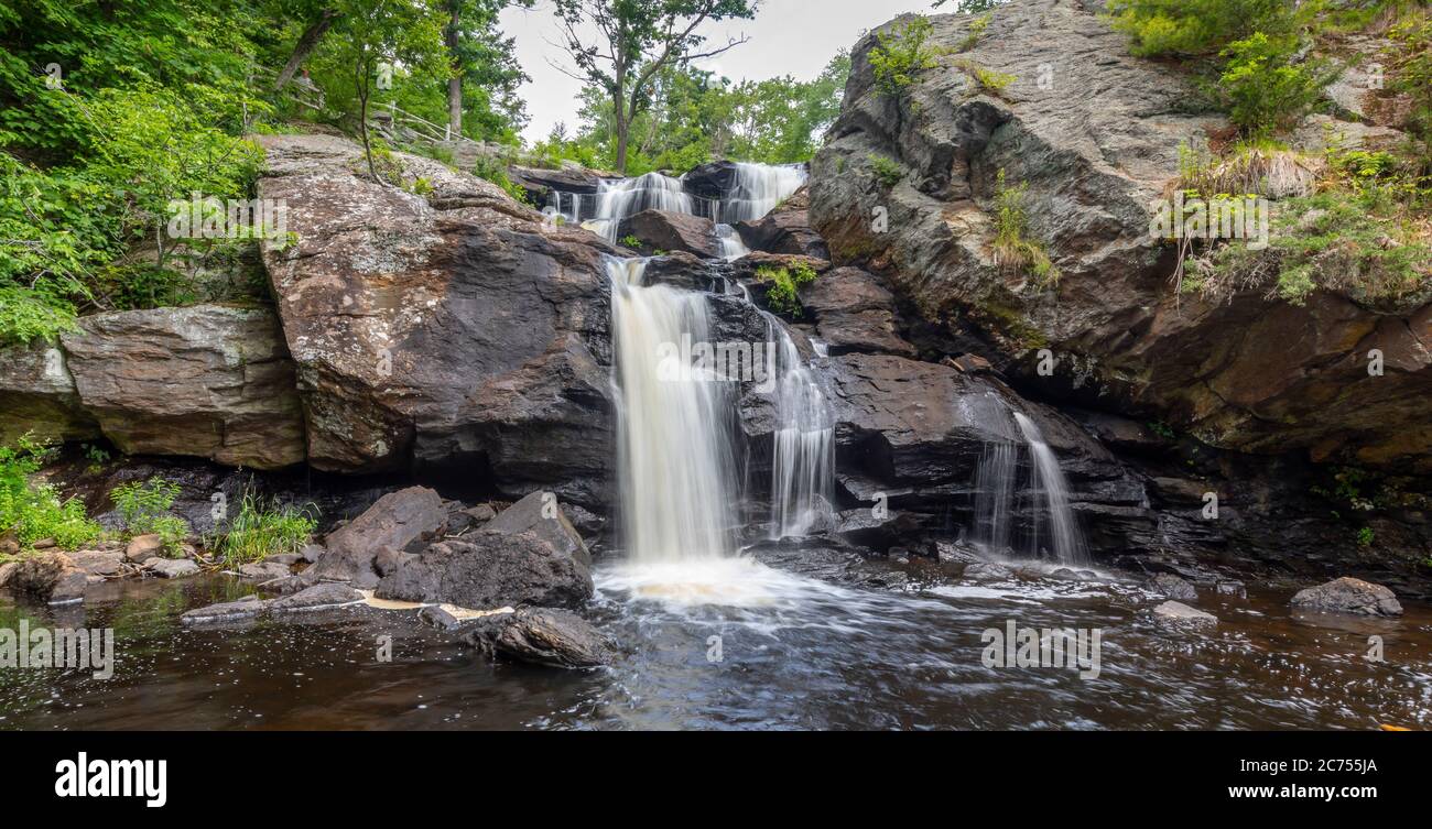 Landschaft mit Wasserfall, Felsen und grünen Bäumen am Eightmile River, Chapman Falls, East Haddam, Connecticut Devil`s Hopyard State Park Stockfoto